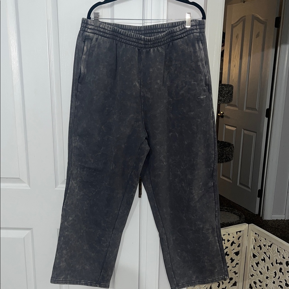 Men’s Adidas Originals loose fit gray mineral washed sweatpants Size XL